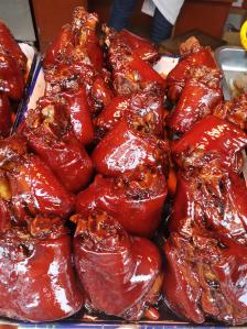 游完了周庄古镇回到停车场的地方那正好看到万三蹄髈总店据说是正宗的