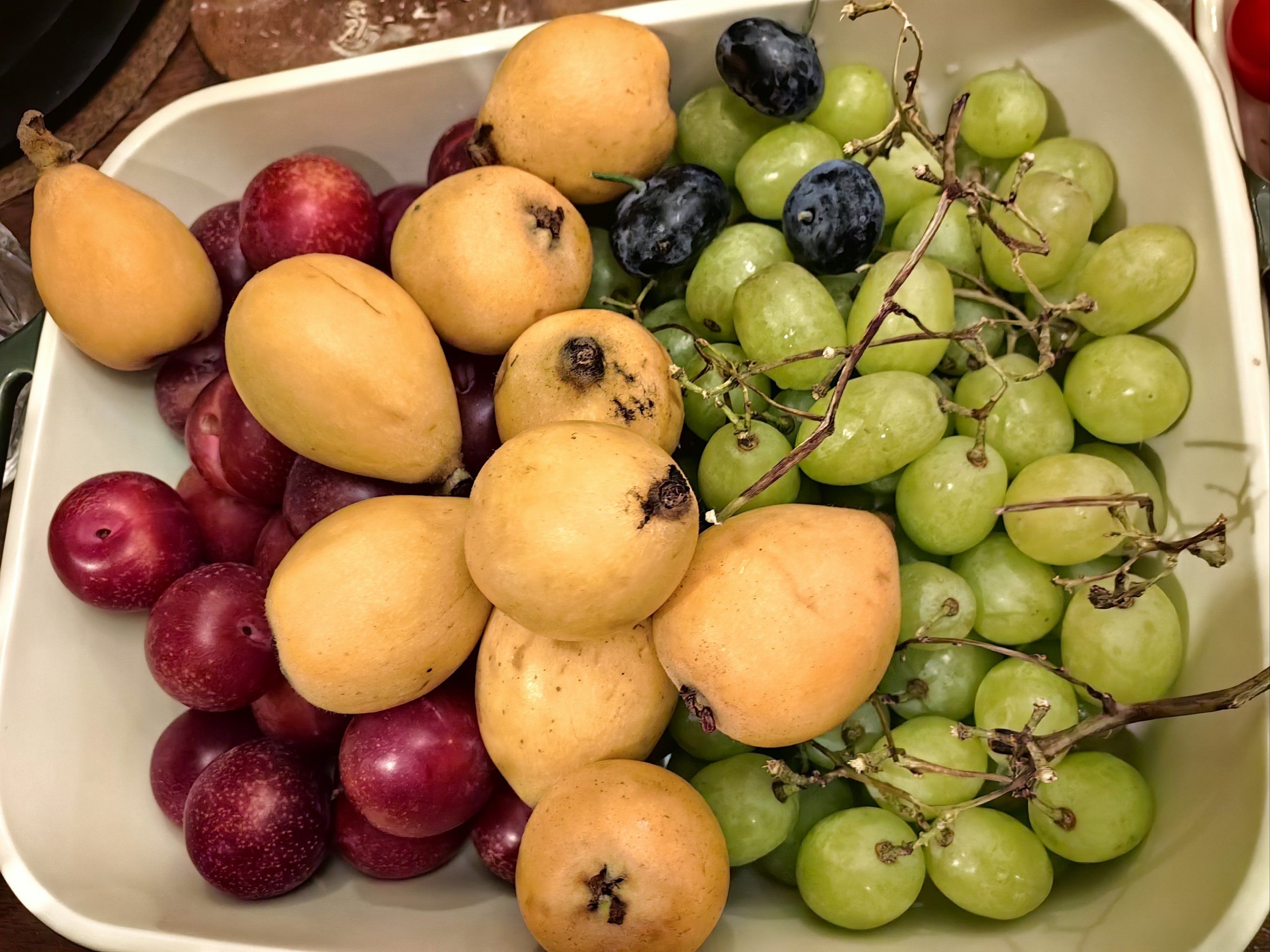 春天的饭桌上,水果的颜色显示春意很浓～绿