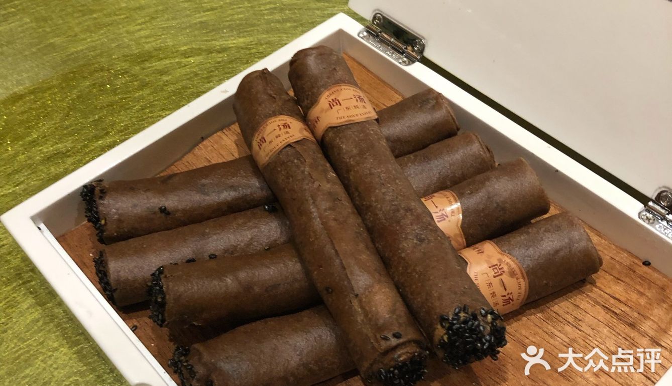 全部是虾肉，弹牙，说明虾很新鲜，配上甜辣酱