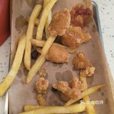 鸡爪被普遍认为软烂脱骨，是肉蟹煲的一大亮点。食材