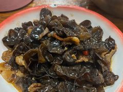 黑木耳炒肉-老三样·美食研究中心(世贸路店)