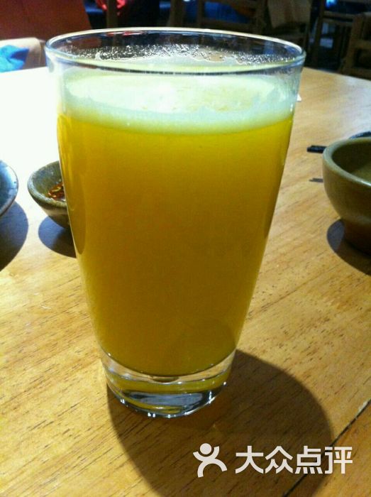 鲜榨芒果菠萝汁