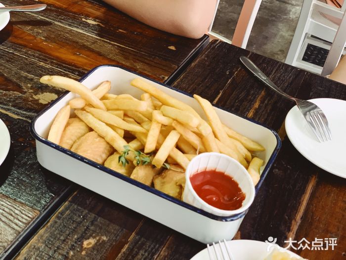 MIKAKU(万达广场上海宝山店)美式风味炸鸡翅配薯条图片