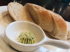 餐前面包配黄油-弗兰克牛排西餐厅Ribone steak house(柠檬花园店)