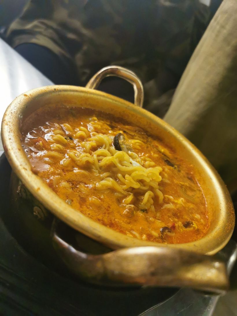 「辛拉面」铜锅拉面是韩餐必备,看韩剧的时候可想吃了,拉面加蛋,汤都