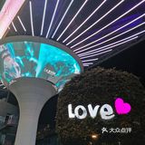 每家店还是有小哥哥或小姐姐在门口吆喝 路上也没几个人