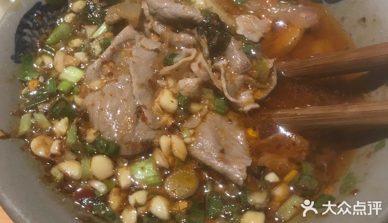 环境： 他们店是在一条河边上的，店内有点点老北京的味