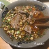 环境： 他们店是在一条河边上的，店内有点点老北京的味