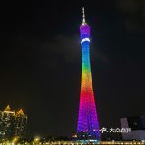 五一下午广场人很多家庭亲子草坪野餐