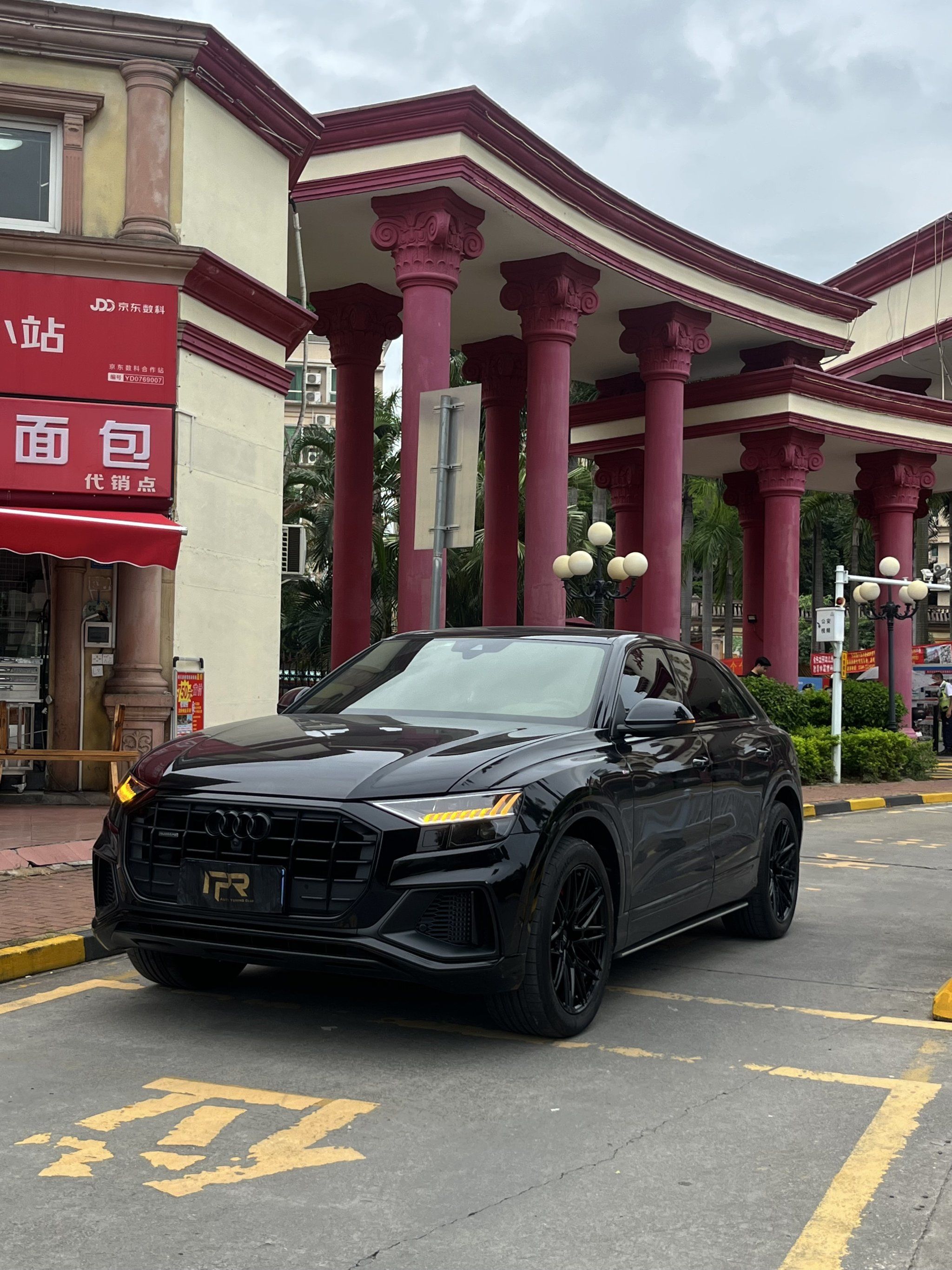 奥迪q8 西装革履黑武士 太帅了