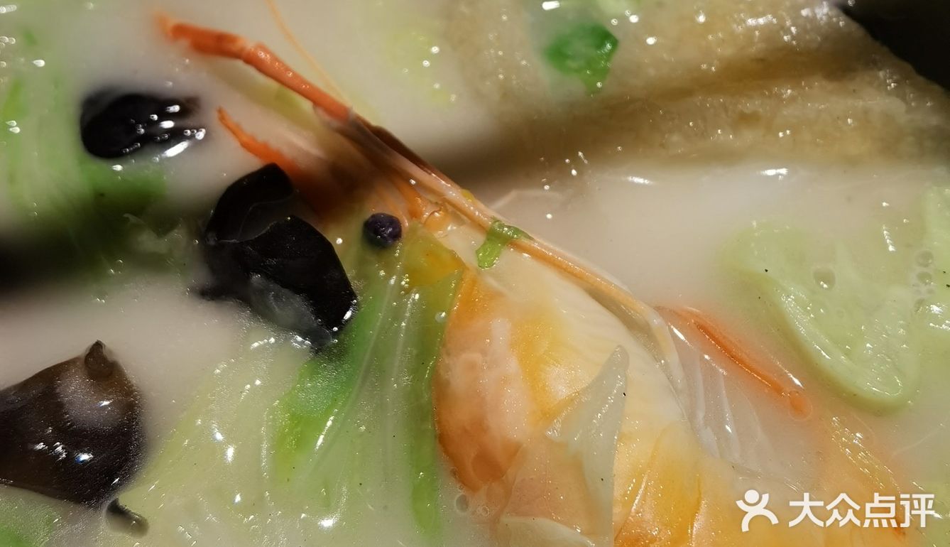 上周在虹口老头儿油爆虾前有23桌果断放弃今到店1点没排队油爆虾卖完了点了个沼虾王实物很大VS基围虾像吃大只小龙虾吃好祖宗一定要坐这个火车我走都比他开得快可算哄回家了这周第一周幼儿园生活结束我感觉他是去聊天的吃饭深受老师表扬吃货本色不改继续加油