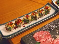 三文鱼牛油果花卷寿司-本寻烧肉酒场(双井店)