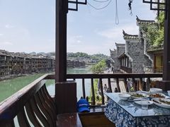 -临江餐馆二楼美食部落