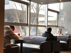 靠窗位-瑞幸咖啡(宝华国际广场店)