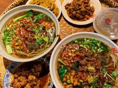 -爆炸头阿姨小四川正宗川味小吃(无任何分店)