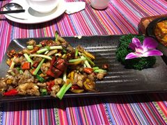 牛肝菌炒牛蛙-香巴拉云南餐厅(华莱坞店)