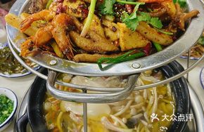 Spicy Shrimp and Chicken Feet Hot Pot