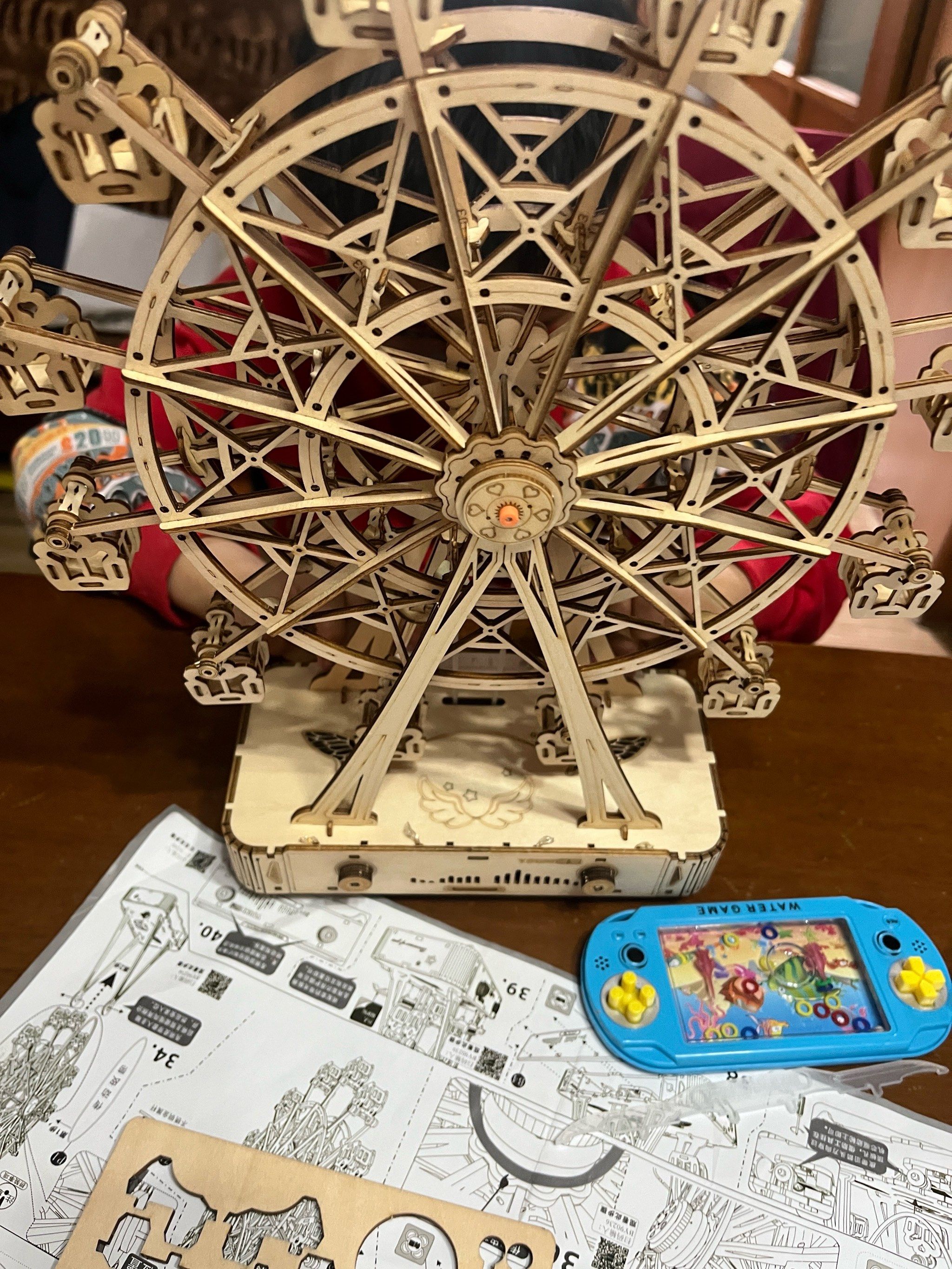 0元玩转这座城小朋友手工搭建的摩天轮,精细手巧