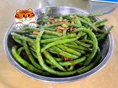 黄豆酱炒长豆角-隔田烧鸡