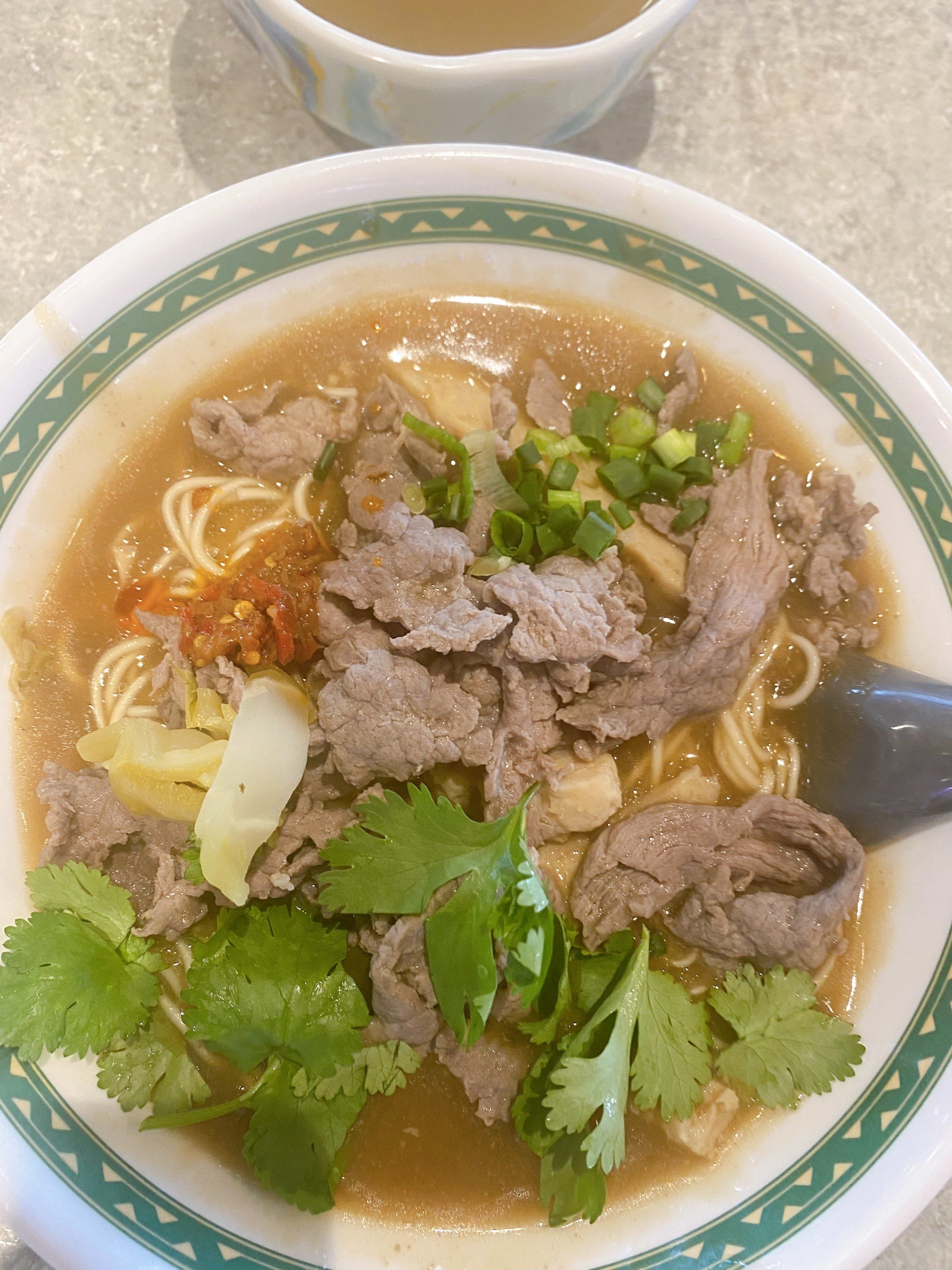 在一个美食街区万象城里,容易饶
好在也找到了,和潮汕清汤牛肉面不