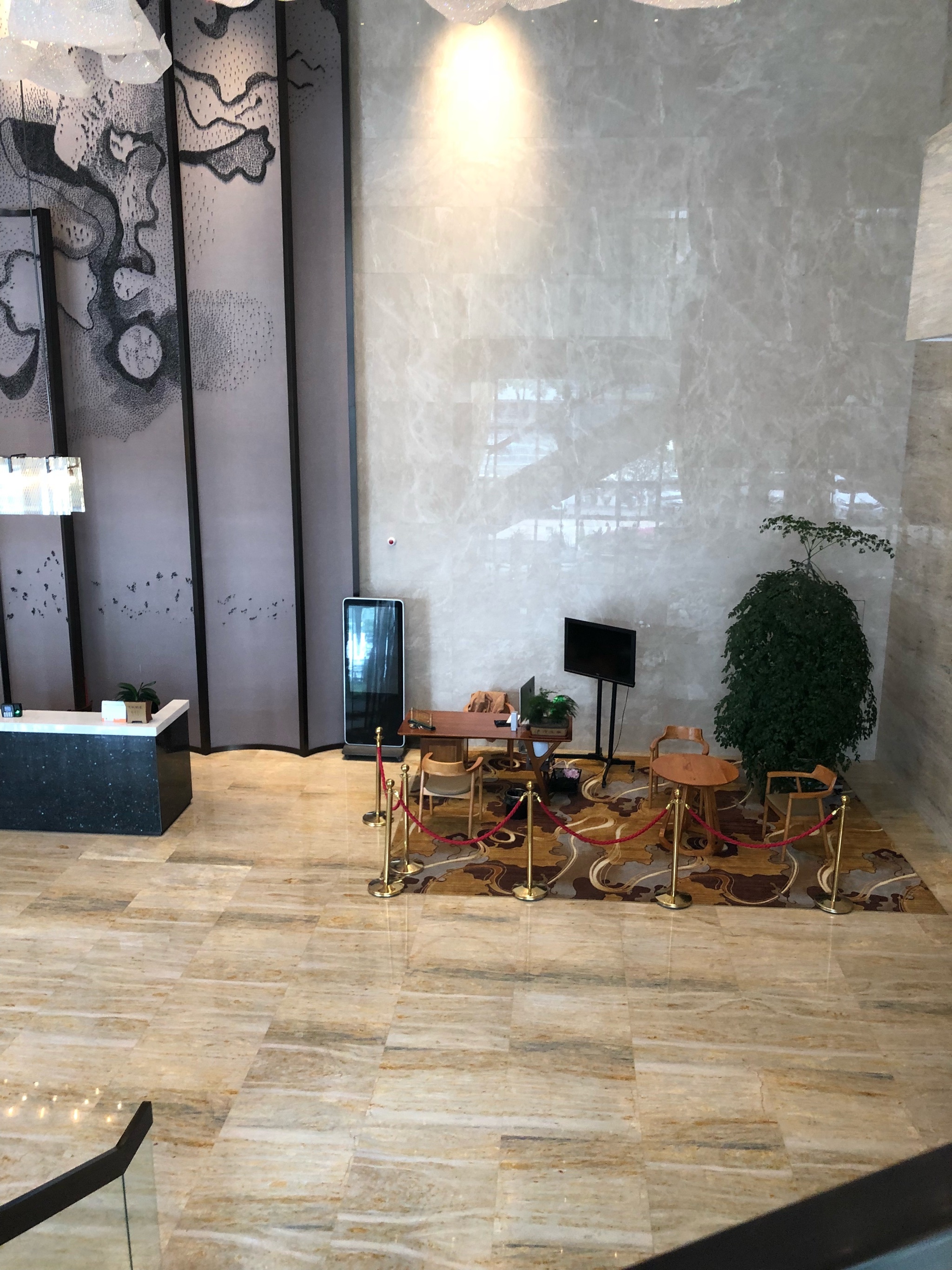 尚友丽都大酒店位于开放大道五星派出所