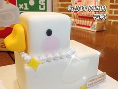 戴珍珠项链的鸭鸭-好利来(武汉新天地店)