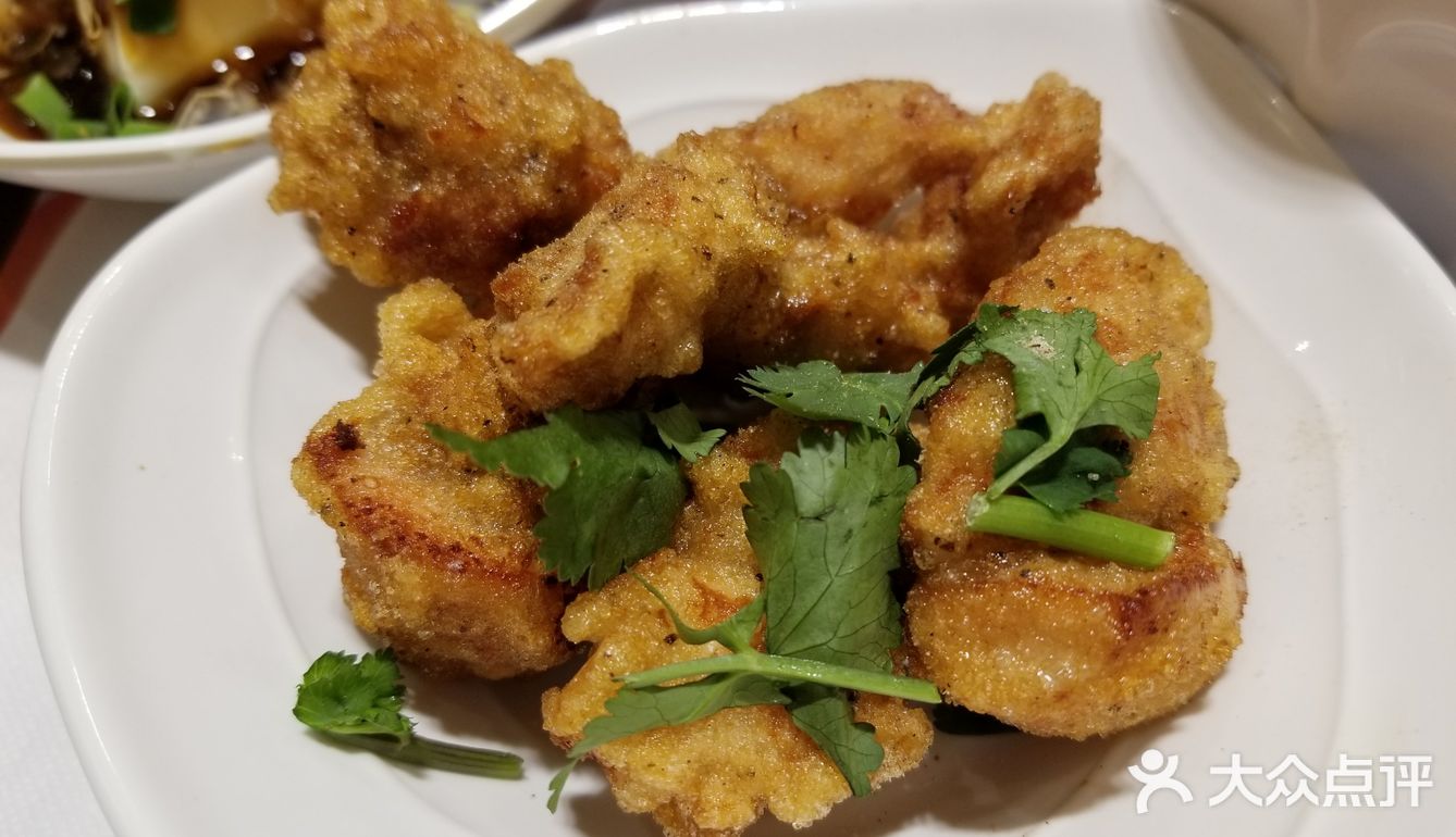 这碟食街头小吃，转眼间就被我们清碟了。香酥鸡翼便当