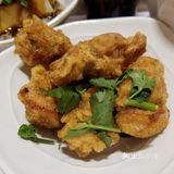 这碟食街头小吃，转眼间就被我们清碟了。香酥鸡翼便当