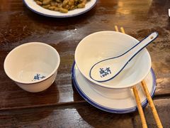 餐具摆设-咸亨酒店•非遗绍兴菜•中华老字号(堂吃餐厅)