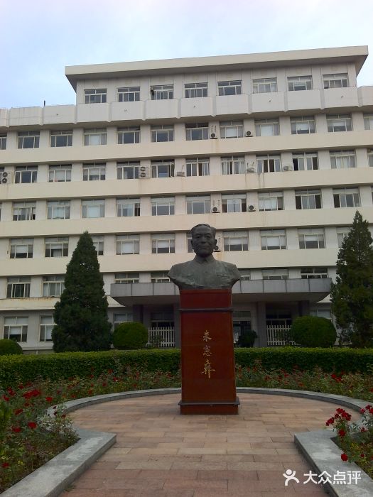 天津医科大学(气象台校区)朱宪彝塑像图片