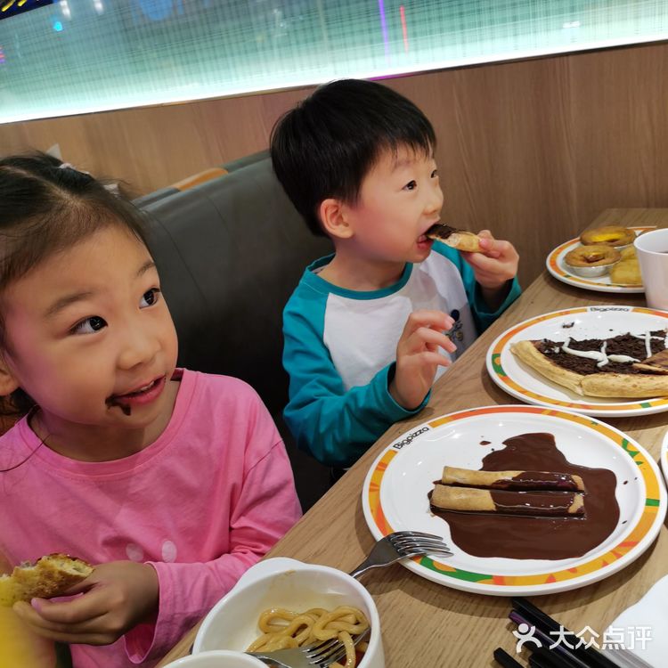 餐后孩子们依依不舍的离开了，约好下次还来吃