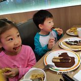 餐后孩子们依依不舍的离开了，约好下次还来吃
