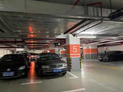 -绿地缤纷城-停车场