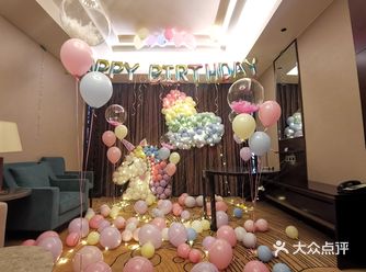蓝海御华2012套房，房间很宽敞，外边一个客厅里面是