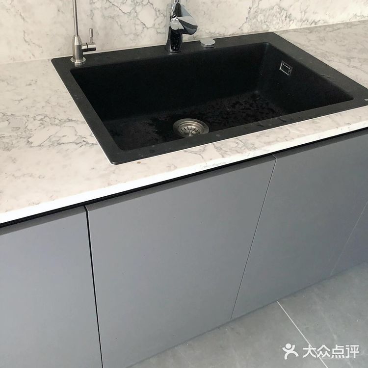 窗台、窗边也全部采用石英石上墙