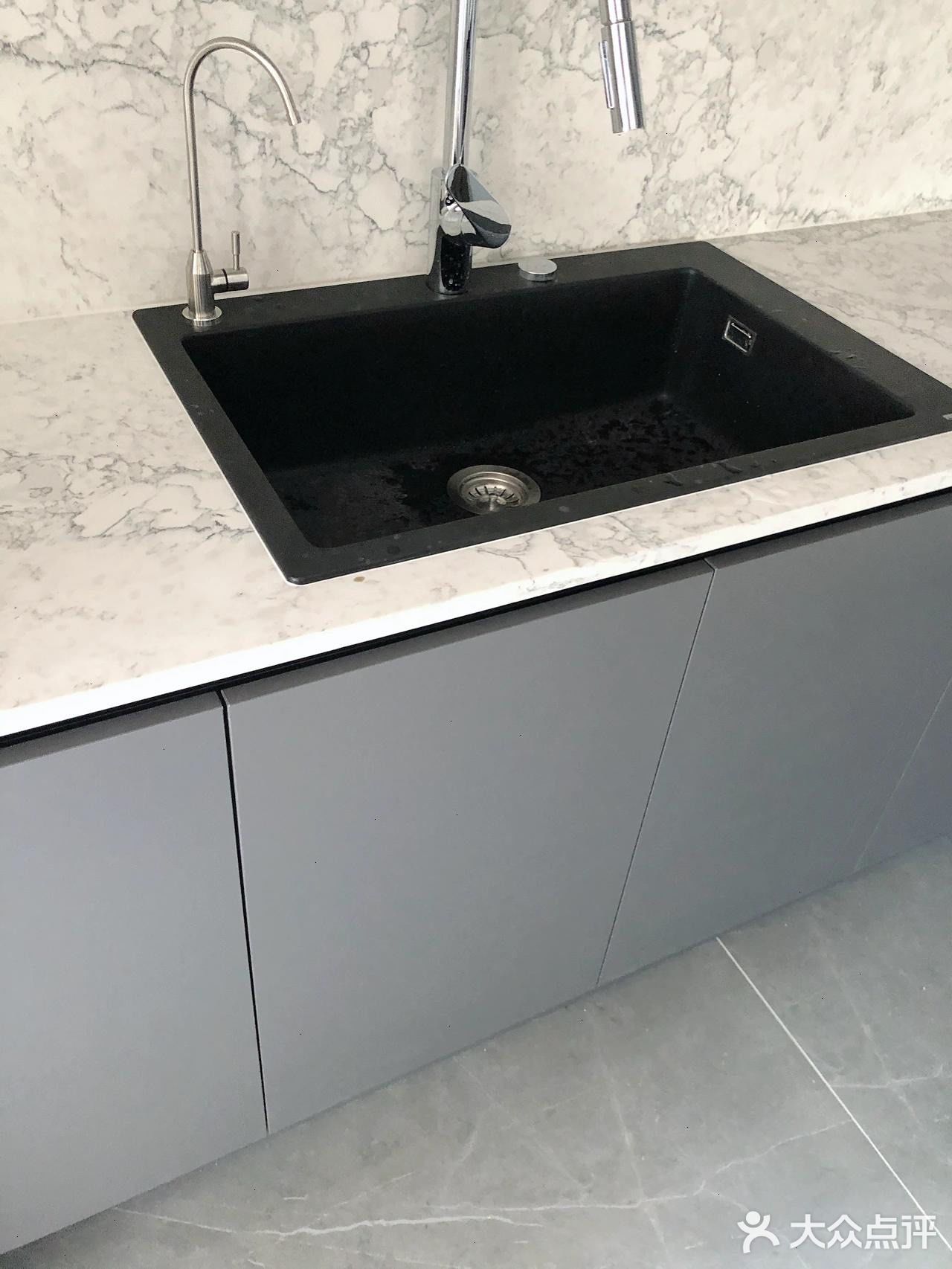 窗台、窗边也全部采用石英石上墙