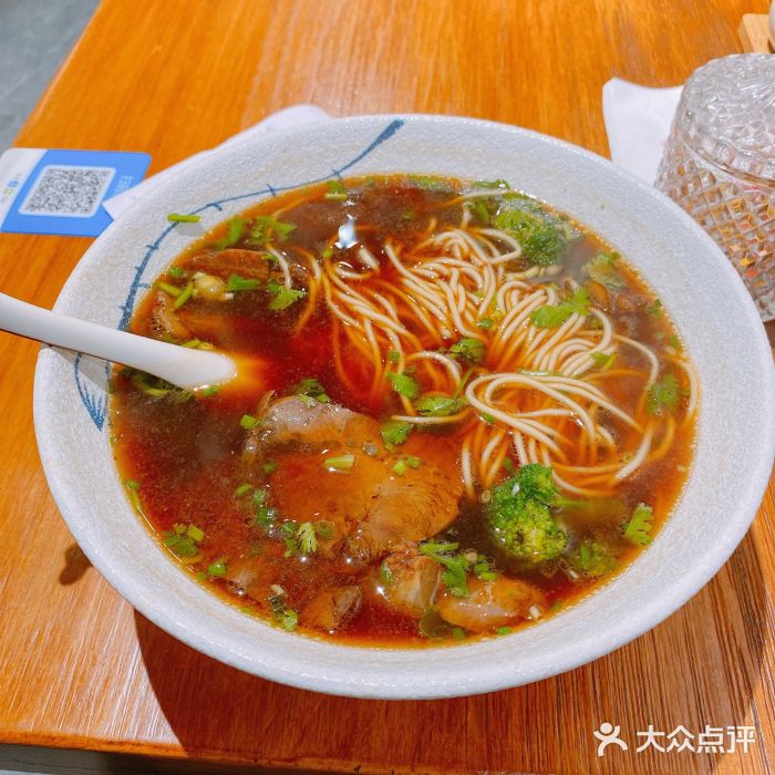 囿面传统制面馆(中央路店)牛肉筋腩面图片