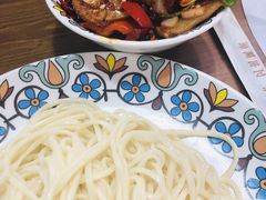 -歹歹的加个面过油肉拌面