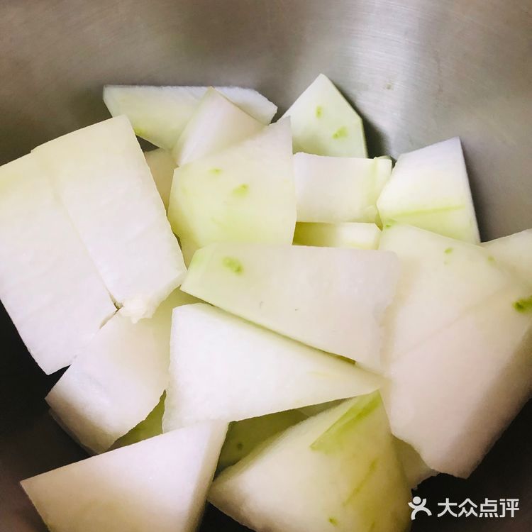 香菇冬瓜排骨肉骨茶  食材：排骨500克、干香菇10