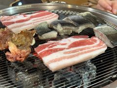 -围炉肉舍•炭烤活鳗•丹东海鲜烤肉(步行街店)