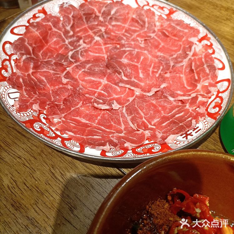 又是一家生意火爆的民间火锅