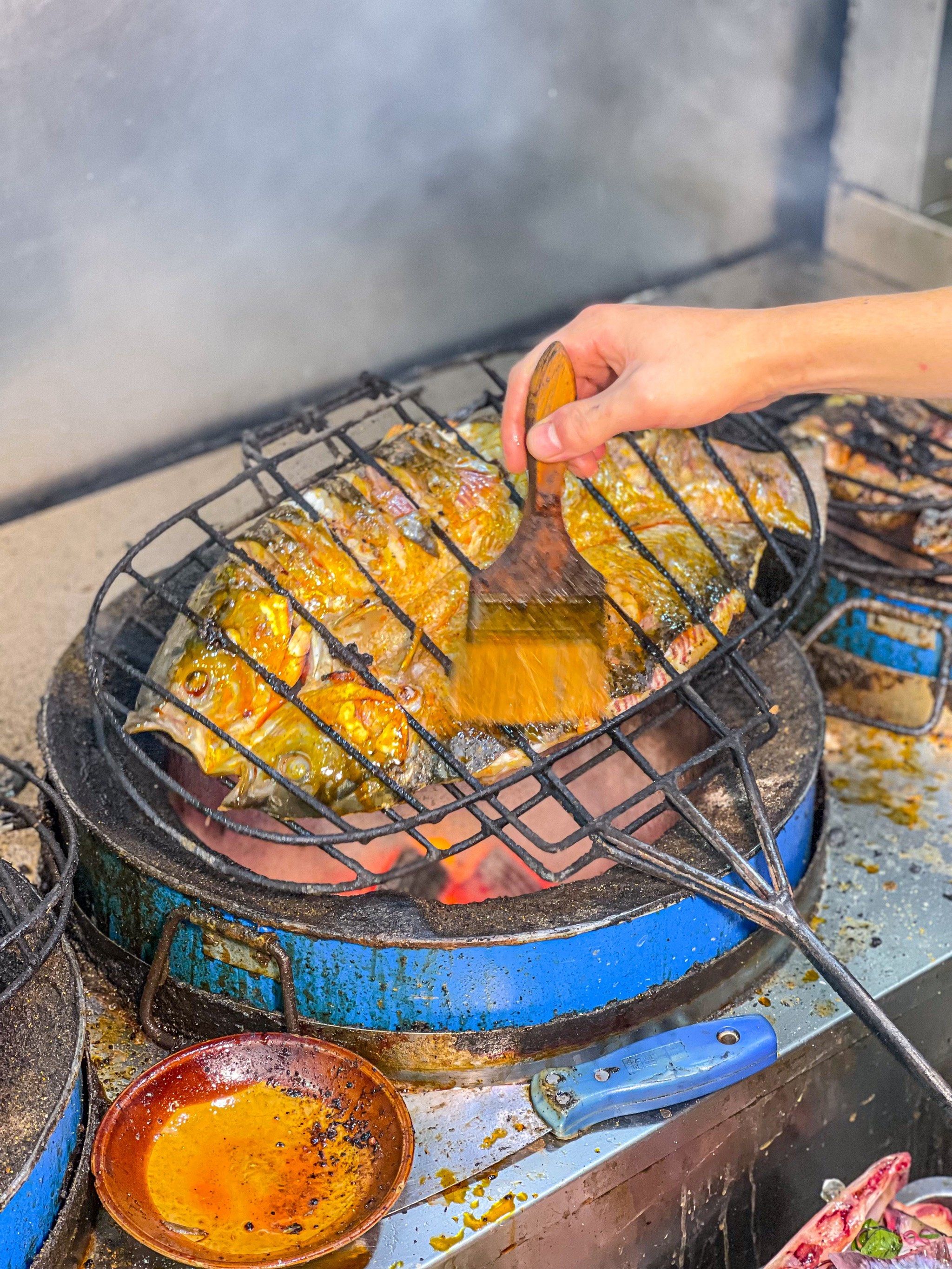 重庆土著建议下高铁直奔这家古法炭火烤鱼🐟
