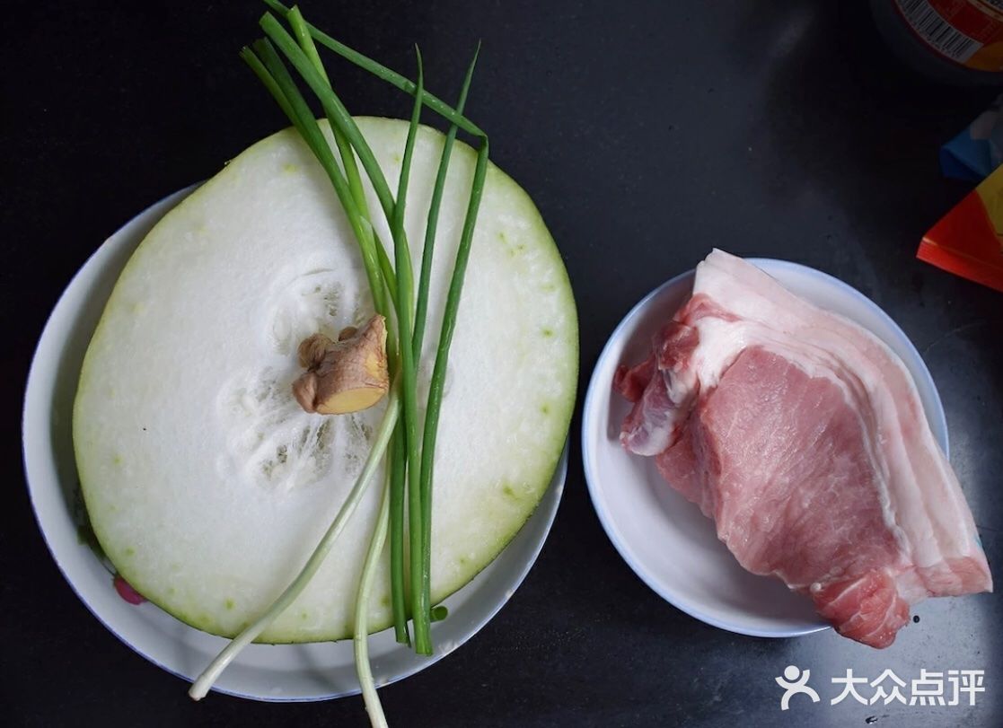 冬瓜丸子汤是一道美味可口的名菜