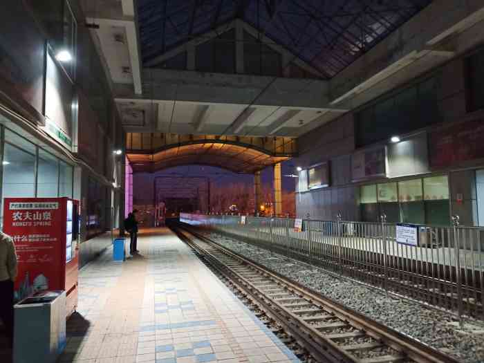 南湖大路地铁站-"轻轨列车从首站出发始终与铁路并行,与铁路.