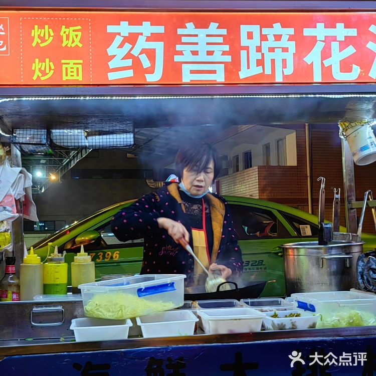 藏在路边摊的美味|成都路边摊的药膳蹄花，味美又实惠。