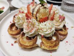 等叫草莓奶油芝士冰淇淋松饼-娜娜家·Nana's restaurant(国金汇店)