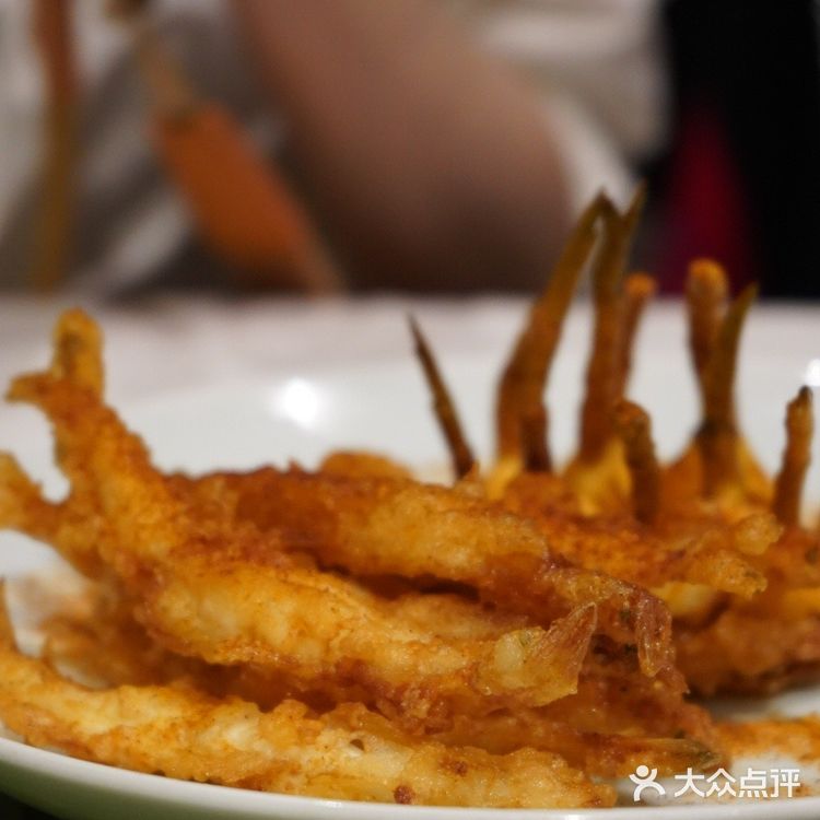 他说在腾冲的一个汉式古楼里被震惊到,一个婆婆一碗粉