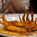 他说在腾冲的一个汉式古楼里被震惊到，一个婆婆一碗粉