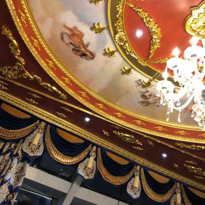 鸿运海鲜城·宴会厅-"在二楼包间吃年三十团圆饭,装修不错金碧辉.