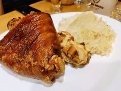 脆烤猪膝配德式酸菜、面包丸-巴伐利亚啤酒坊(意式风情街店)